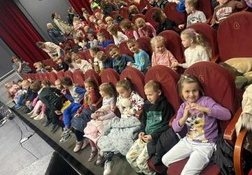 🎭 Starszaki i Średniaki w MOK – „Roszpunka” na żywo! ✨