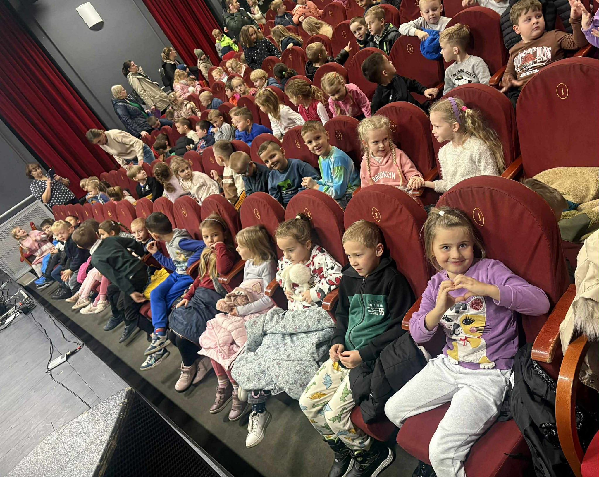 🎭 Starszaki i Średniaki w MOK – „Roszpunka” na żywo! ✨