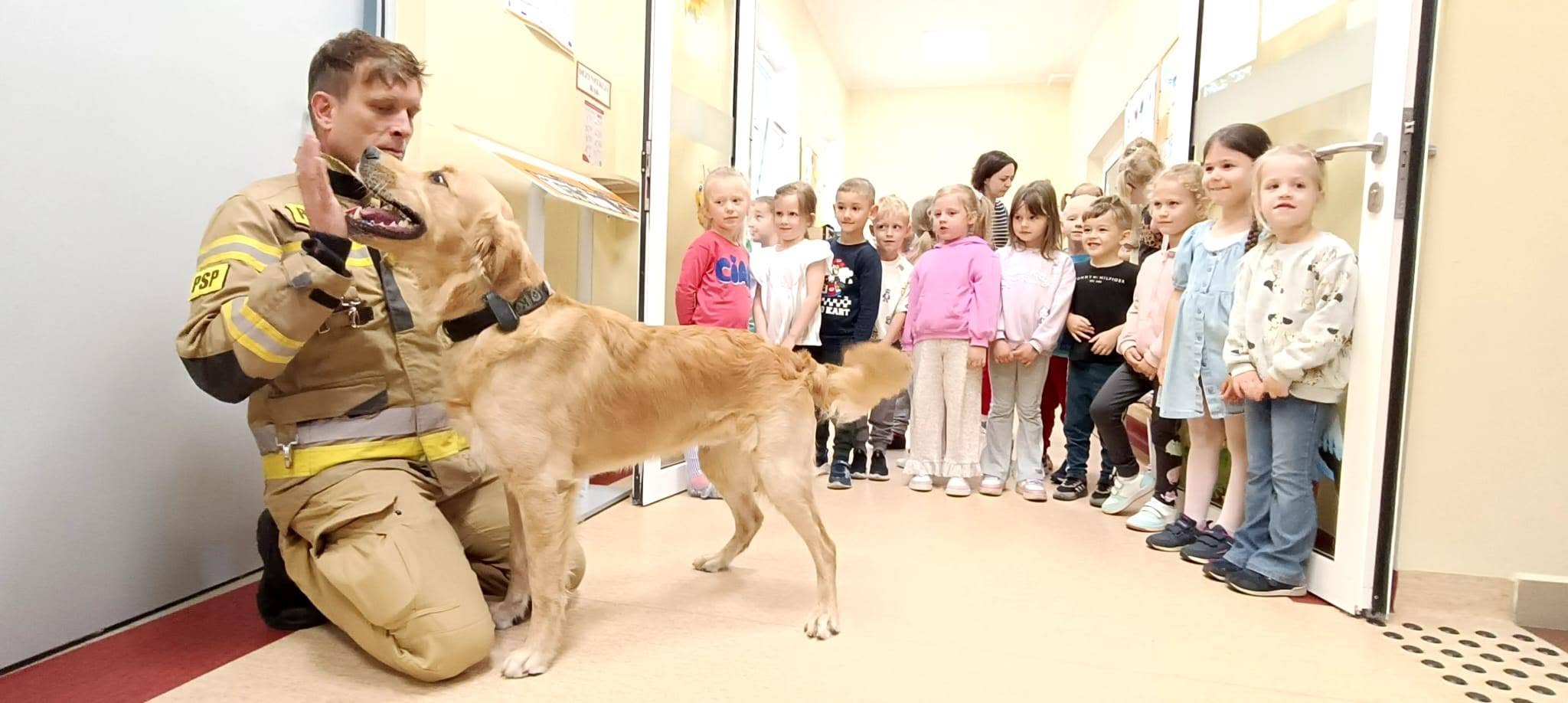 🐕Nasze przedszkole odwiedzili wyjątkowi goście - strażacy wraz ze swoimi psami ratowniczymi🚒🐕‍🦺